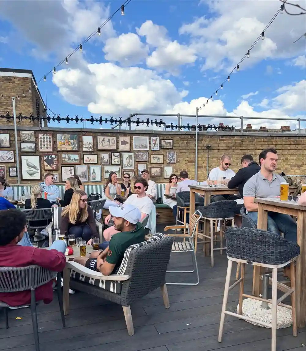 Looking for the perfect sunny sunday spot? Our lovely rooftop and garden spaces await! Come and soak up the weekend sun, and pints, with us! ☀️