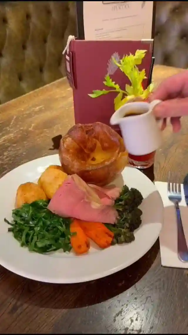 What better way to spend your Sunday in London than at The Peacock?
The sun is out and our doors are open!
Swing by to treat yourself to the best roast in north London. #yum #guiness