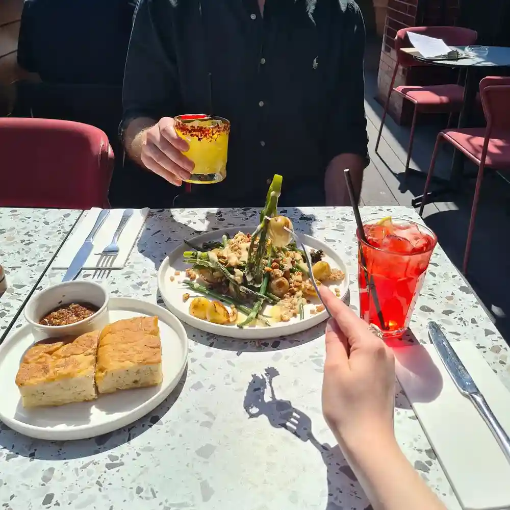 Why work from home when you can work in the sun?

Featuring our new salad with sprouting broccoli, spelt, fine beans, new potatoes and sumac cashew, and an updated version of our focaccia, now with a sun-dried tomato dipping sauce!! 🌞
