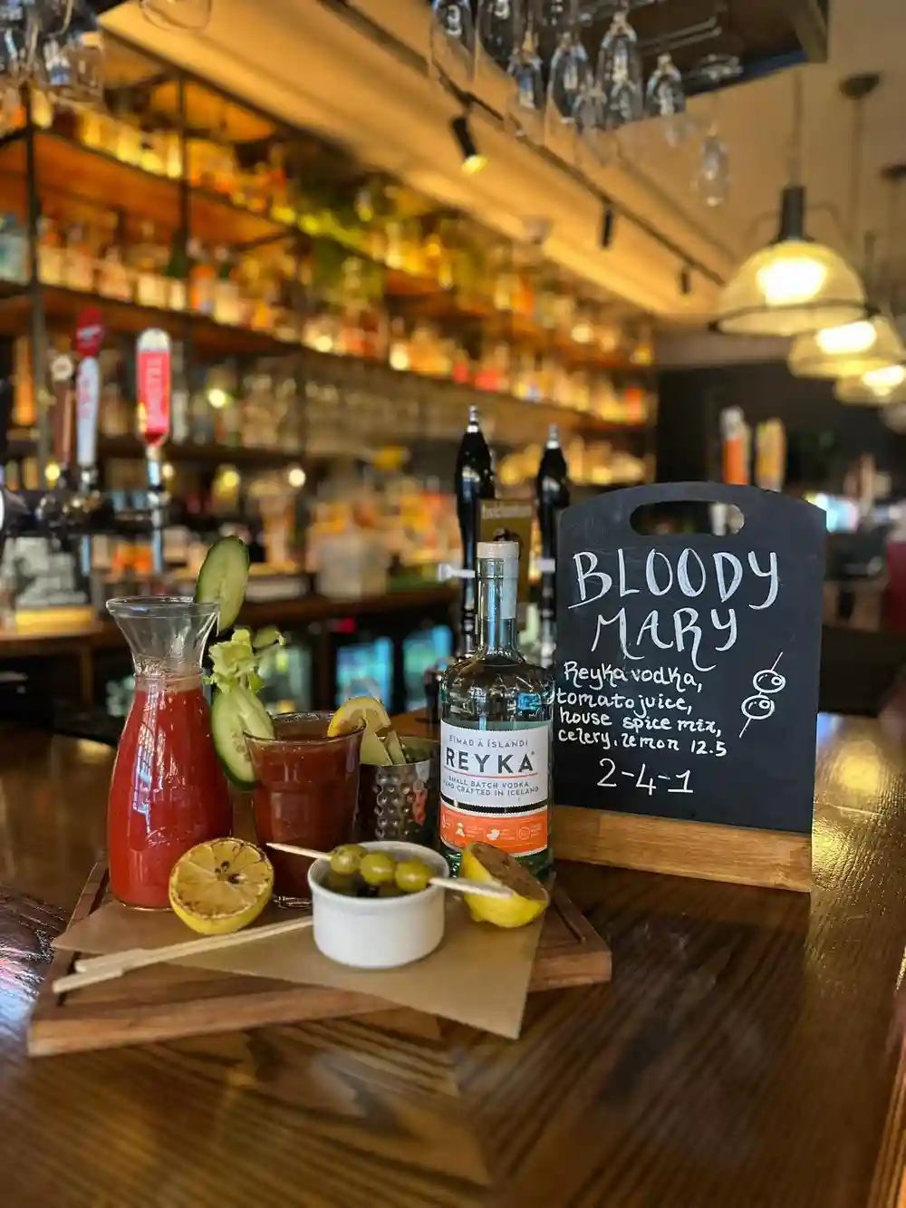 Happy Easter! Nothing says Sunday like a roast and a bloody Mary 😍