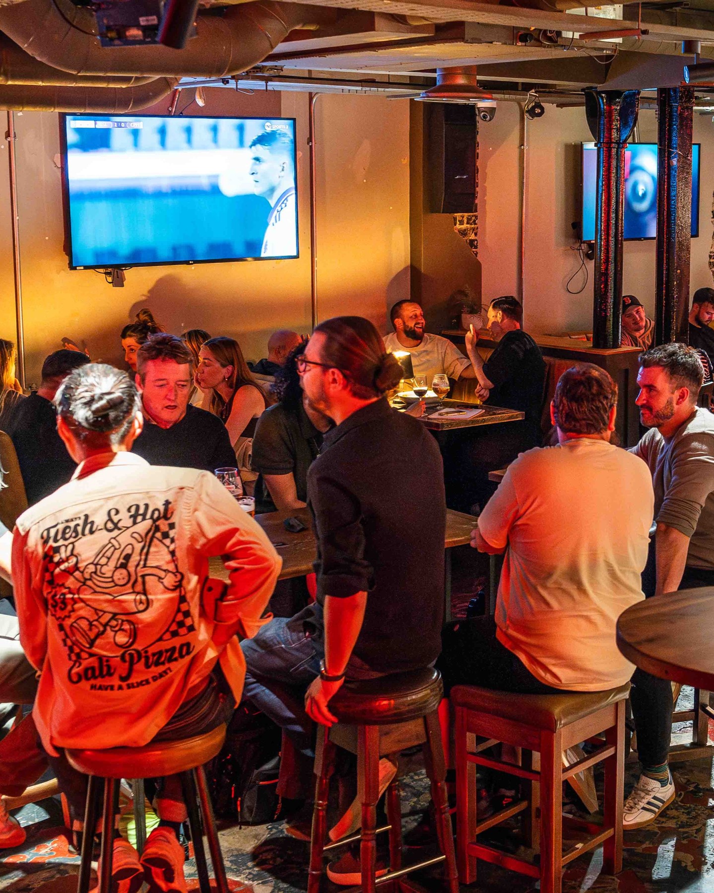 Join us this Saturday at @barkickshoreditch for Tyson Fury vs Makhmudov shown live across our screens 🥊 

Plus, here’s what else we’ve got on this week ⚽🍻

Tues 7th - 20:00
UEFA Champions League
Real Madrid vs Bayern Munich

Tues 7th - 20:00
UEFA Champions League
Sporting Lisbon vs Arsenal

Weds 8th - 20:00
UEFA Champions League
Barcelona vs Atl Madrid

Weds 8th - 20:00
UEFA Champions League
Paris vs Liverpool

Thurs 9th - 20:00
Europa Conference League
Crystal Palace vs Fiorentina

Thurs 9th - 20:00
UEFA Europa League
Bologna vs Aston Villa

Thurs 9th - 20:00
UEFA Europa League
Porto vs Nottingham Forest

Fri 10th - 20:00
Premier League
West Ham vs Wolves

Pick your match & we’ll have the pints ready 👀🍺