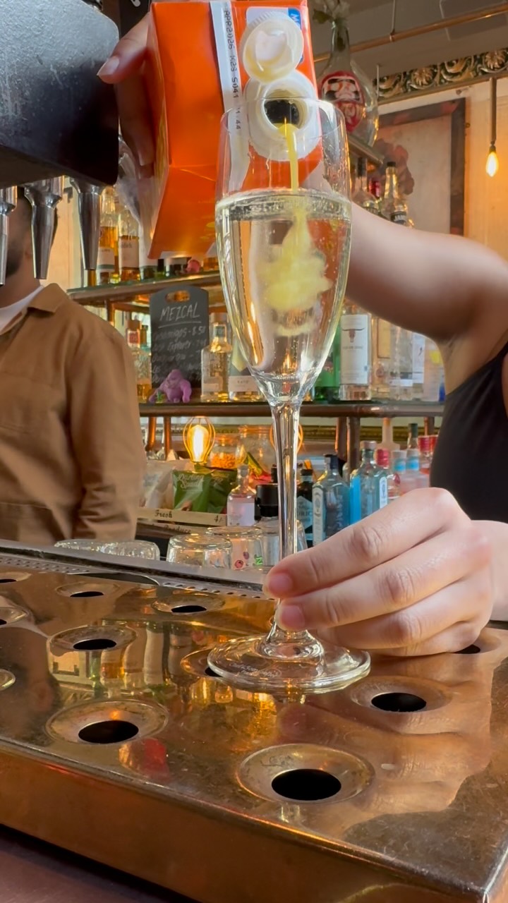 Have you heard the good news? We are now open from 11am on Sundays. Start your Sunday morning right with a mimosa😋

#shoreditch #wellandbucket #bricklane #londonpub #urbanpubsandbars #roastdinner