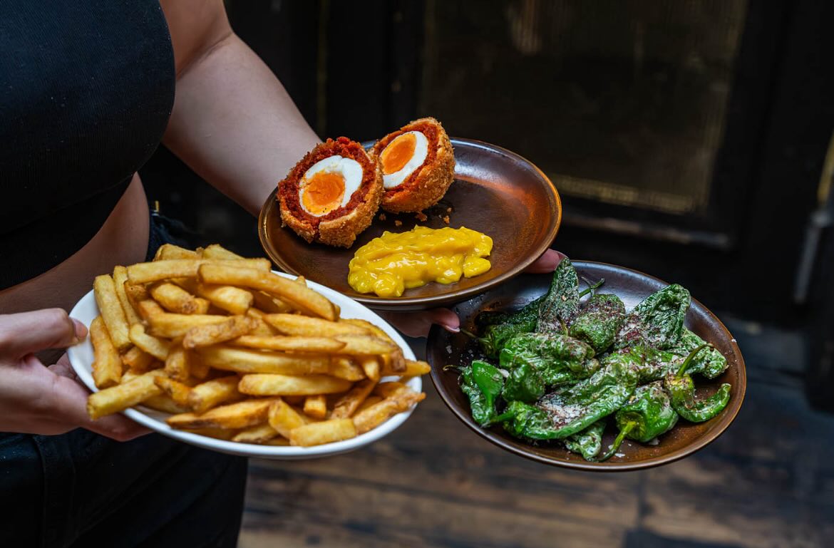 Check out some of our scrumptious small plates!🍴
Perfect to nibble alone, or mix and match to share with friends!😇
#wellandbucket #urbanpubsandbars #londonpubs #shoreditch #bricklane