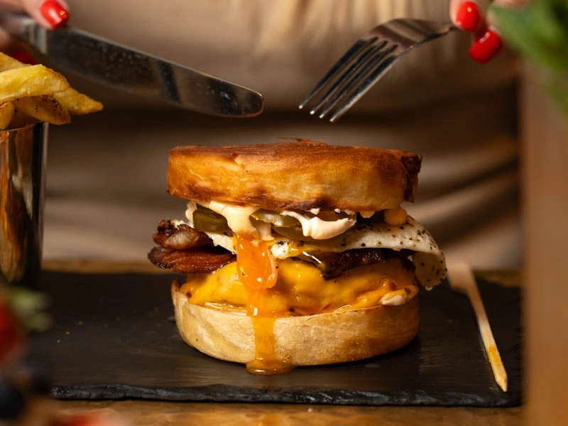 A brunch built around indulgent plates, big flavours and the kind of food that instantly turns into “you need to try this”.