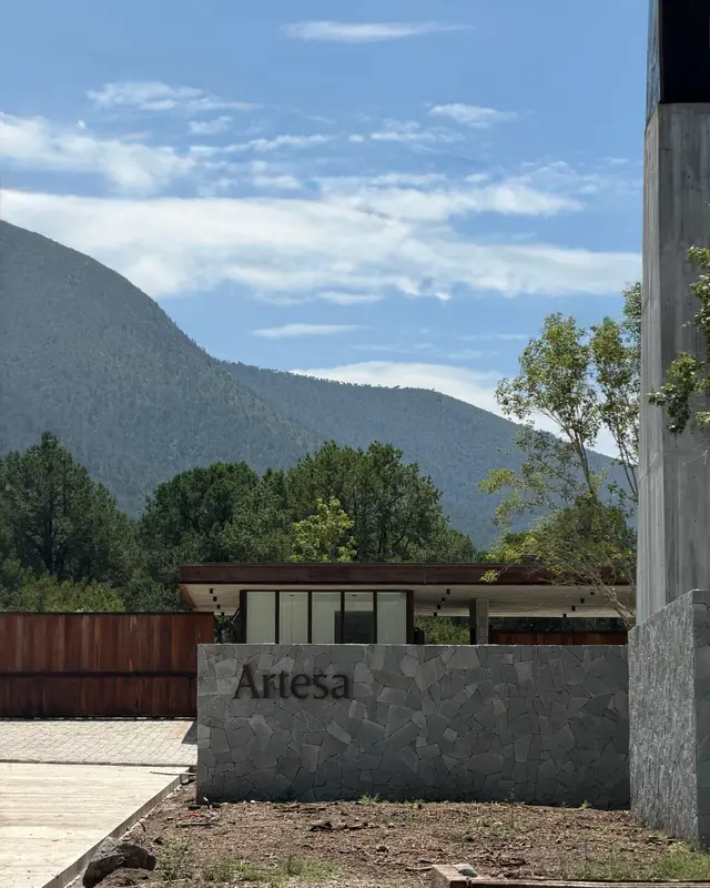 Avance de obra: muro de acceso de Artesa con la sierra al fondo