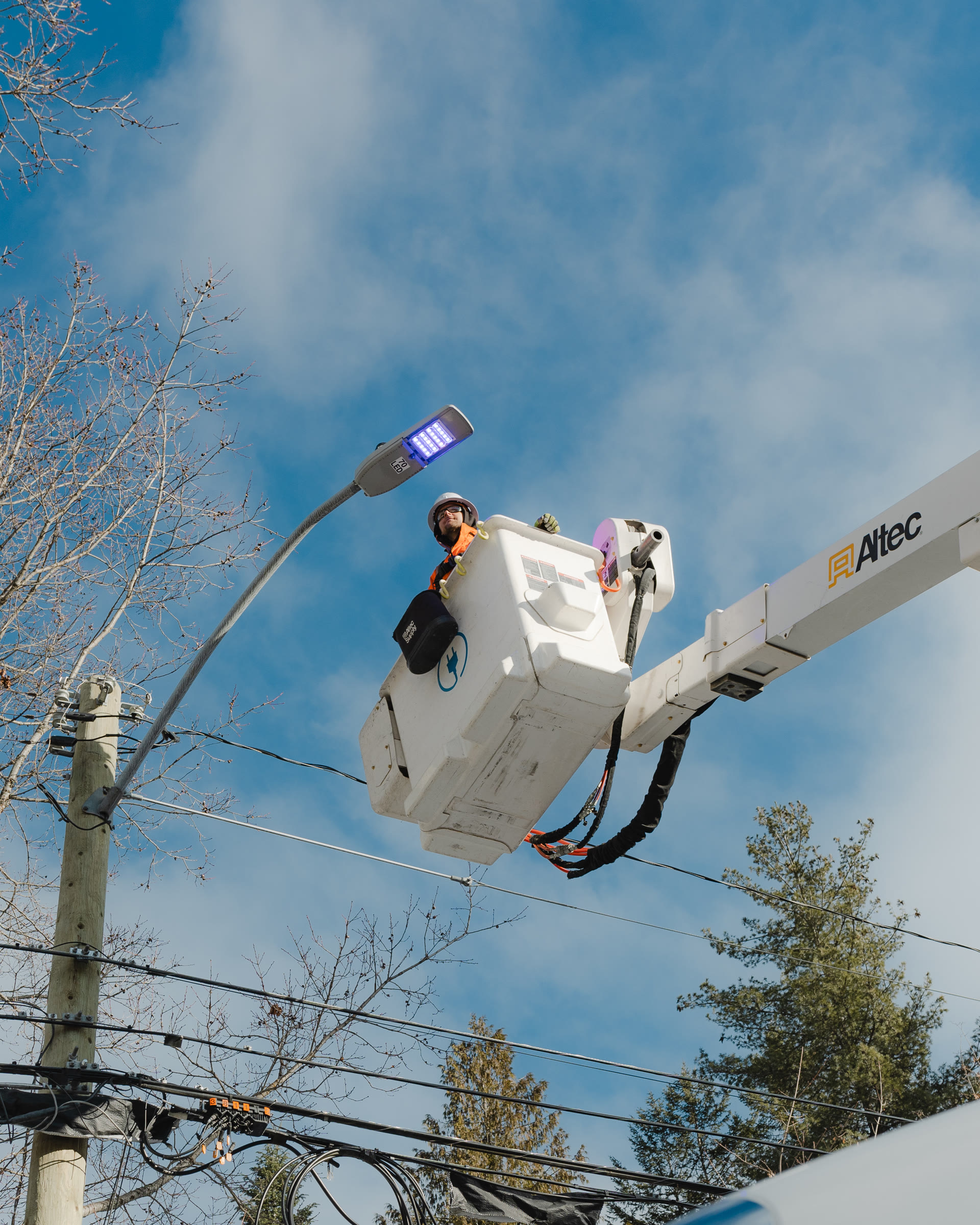 A Nelson Hydro bucket truck at a streetlight