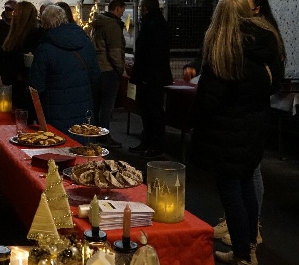 Kuchentisch mit Selbstgebackenem in der Halle