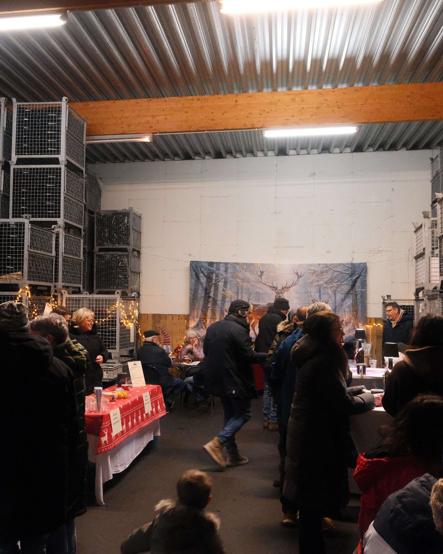 Gäste in der geschmückten Halle des Weinguts beim Glühweinfest 2025
