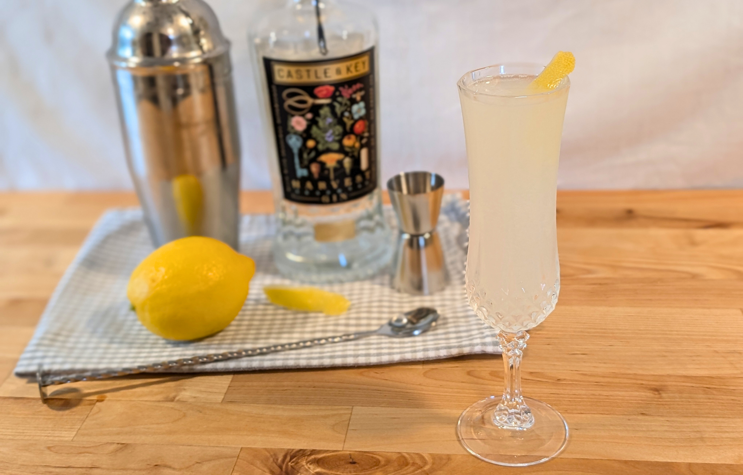 French 75 cocktail in a champagne flute