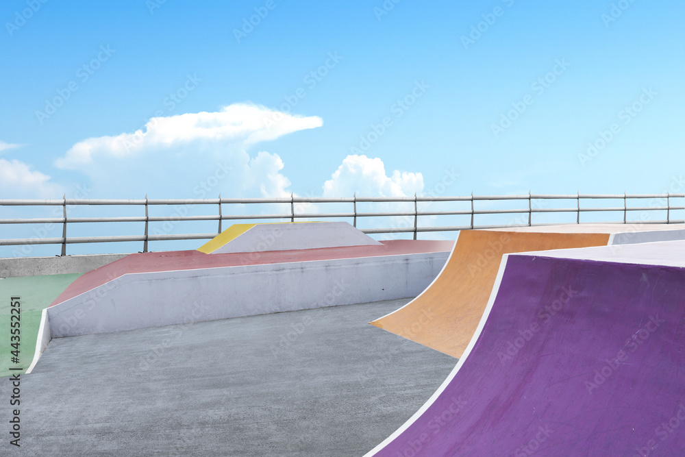 Rampes de skatepark formant une courbe en J — métaphore de la trajectoire d’un fonds de Private Equity : creux initial puis remontée de la valeur.