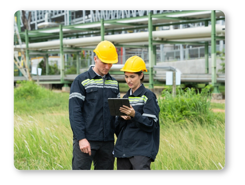 Collaborateurs terrain consultant l'information interne sur leur smartphone
