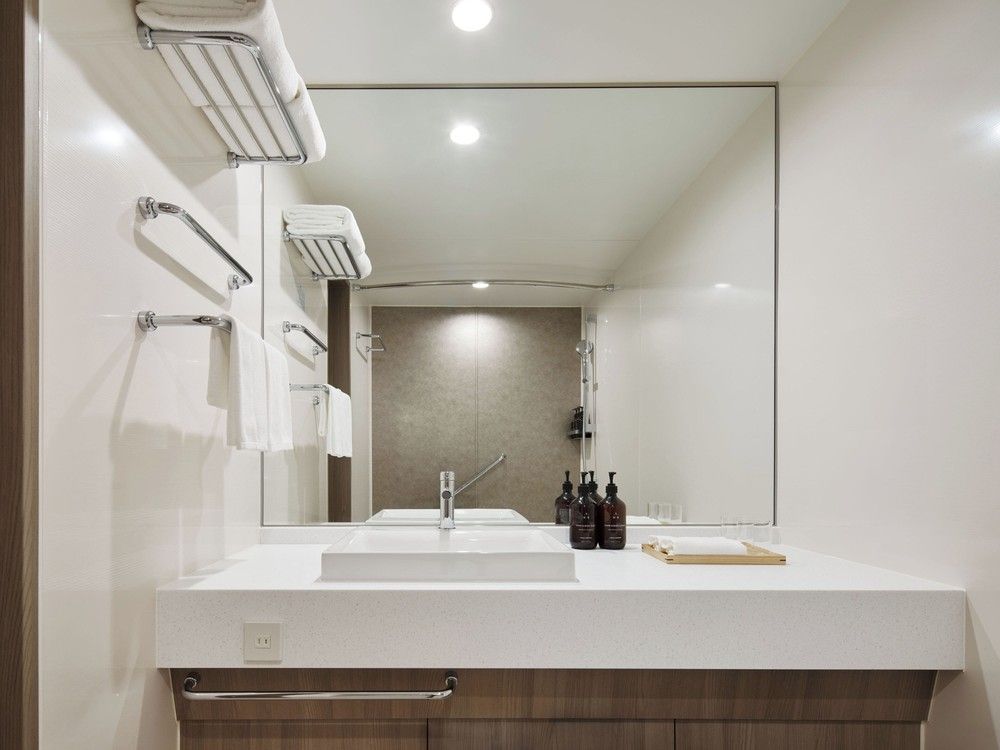 RIHGA Royal Hotel Osaka - Combined shower/tub, free toiletries, hair dryer, slippers