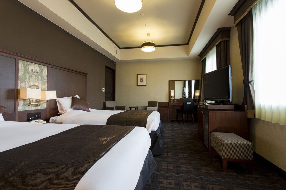 Hotel Monterey Grasmere Osaka - Premium bedding, down comforters, blackout drapes, iron/ironing board