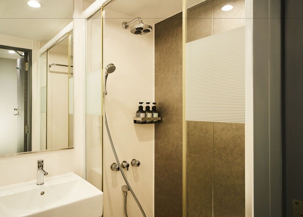 RIHGA Royal Hotel Osaka - Bathroom shower
