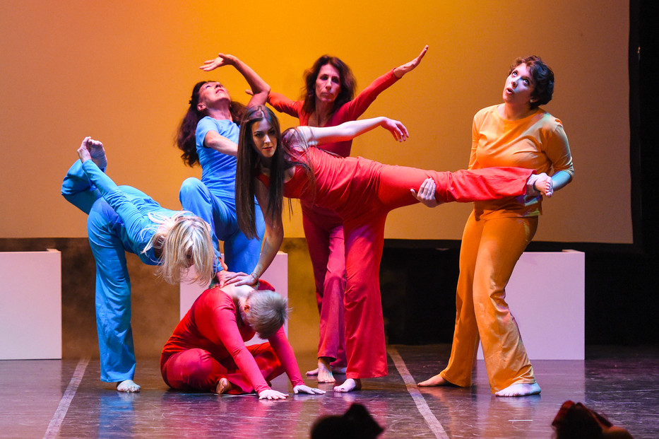Performance Oggidanza con danzatrici in tute colorate, coreografia di gruppo