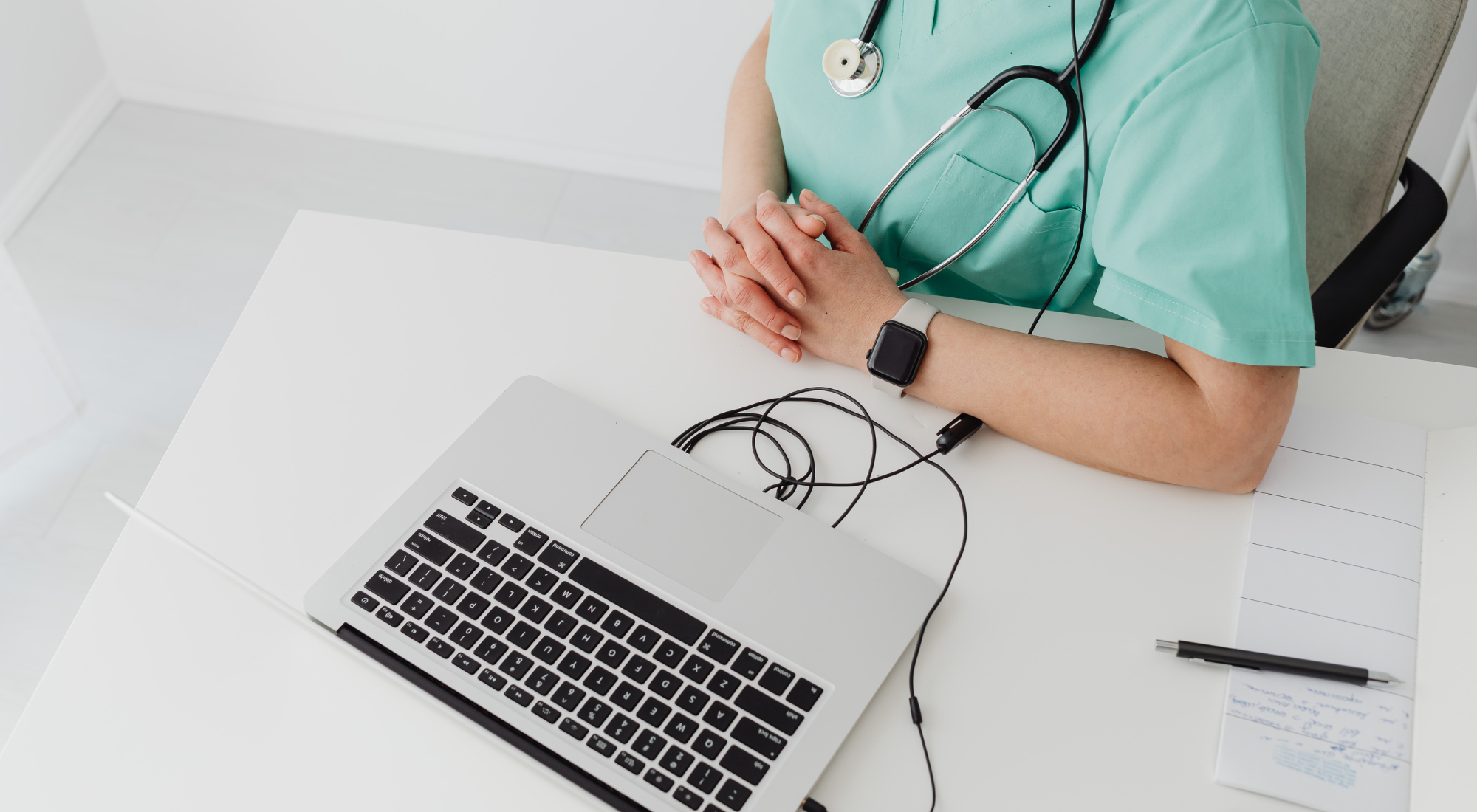 un médecin lit des résultats d'examen sur ordinateur