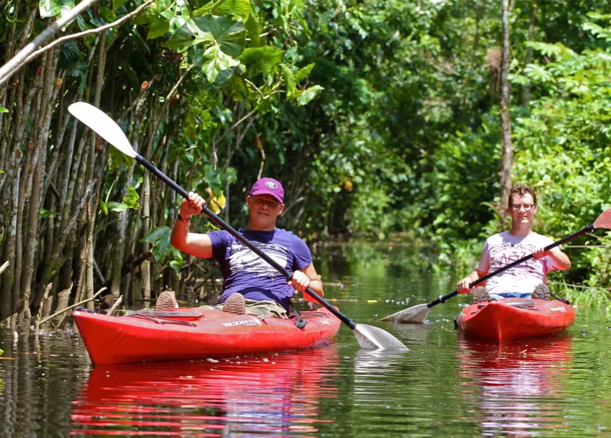 kajakken door de natuur