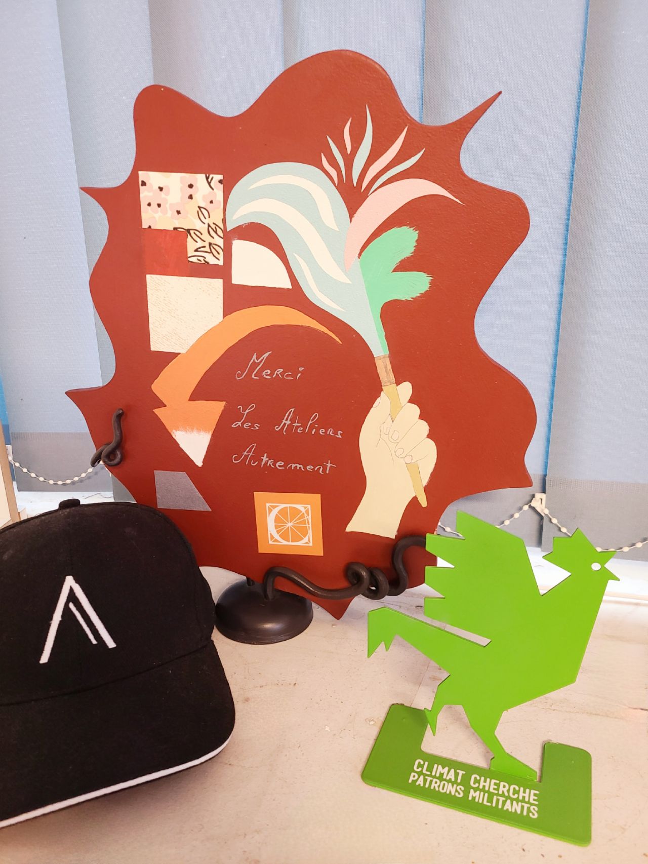 Blason de remerciement des Compagnons du Tour de France et casquette Ateliers Autrement