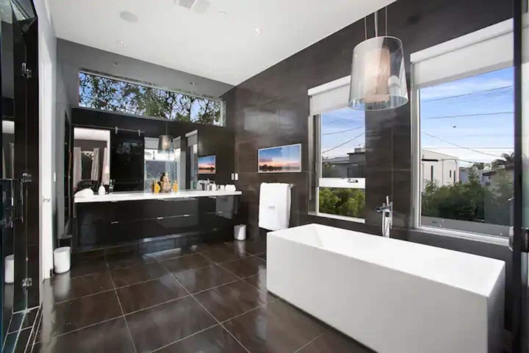 Modern Luxury Rental Home in Los Angeles with Gorgeous Views and Spacious bathroom