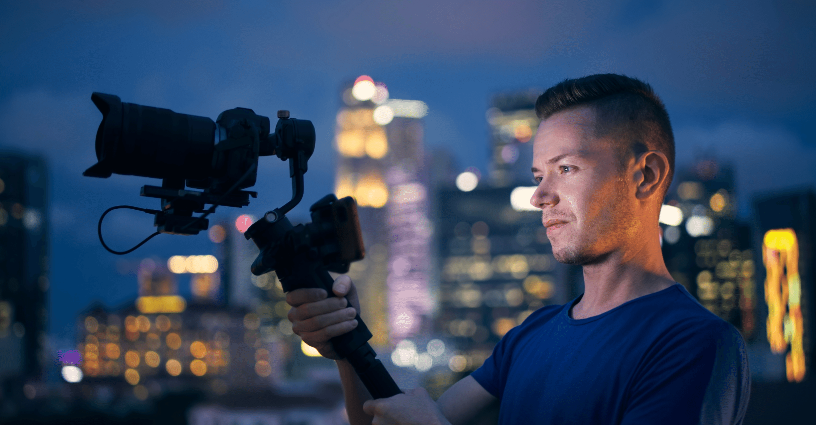 Joven grabando un video.