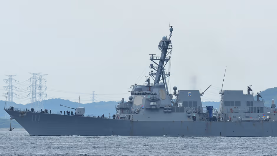 Arleigh Burke-class destroyer sailing in Tokyo Bay in marine turbine environment
