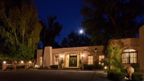 Palacio de Marquesa exterior at night