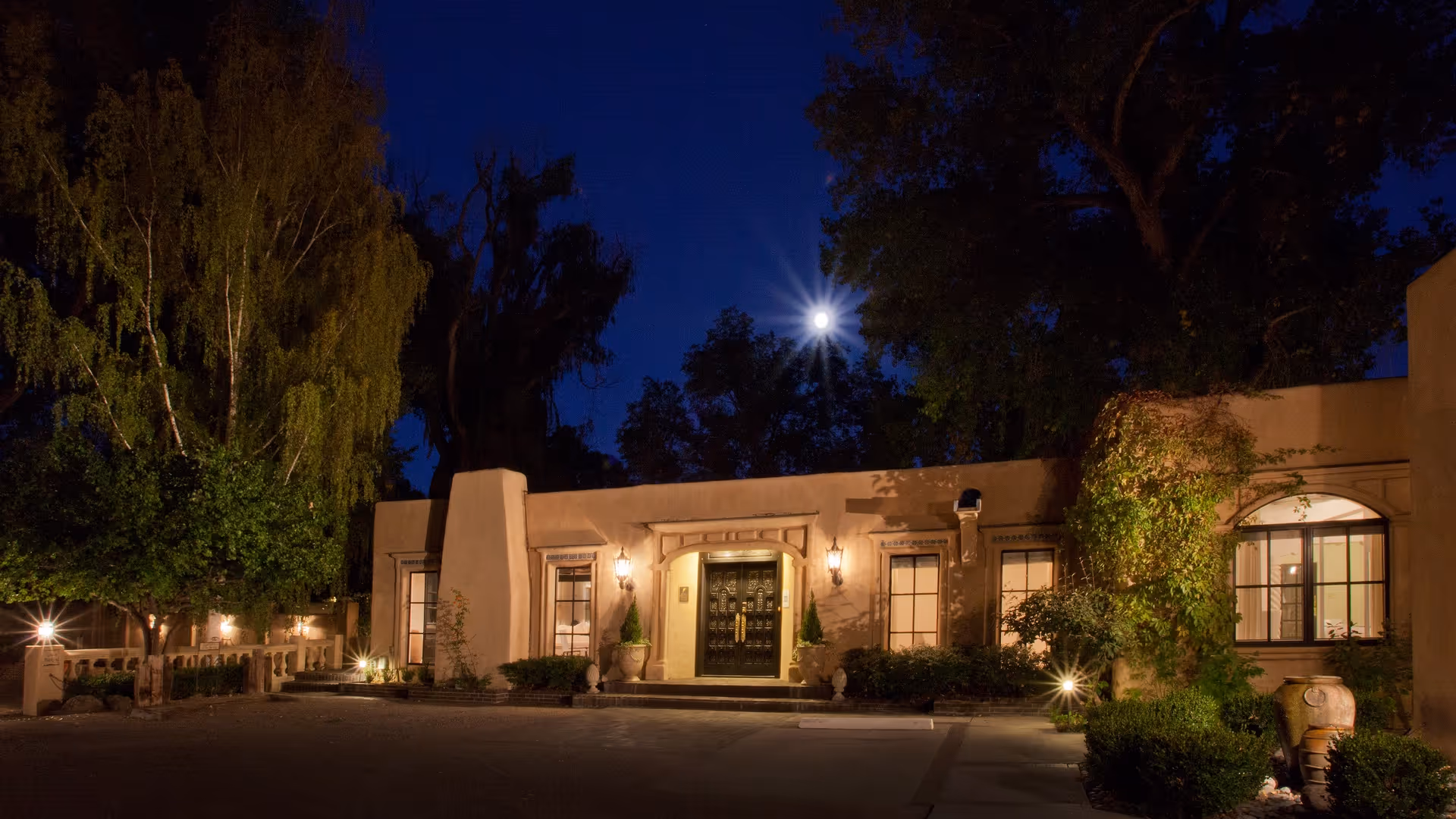 Palacio de Marquesa exterior at night
