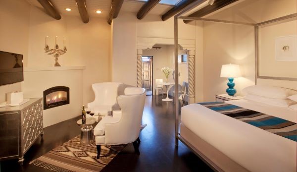 Palacio de Marquesa room with white chairs and fireplace