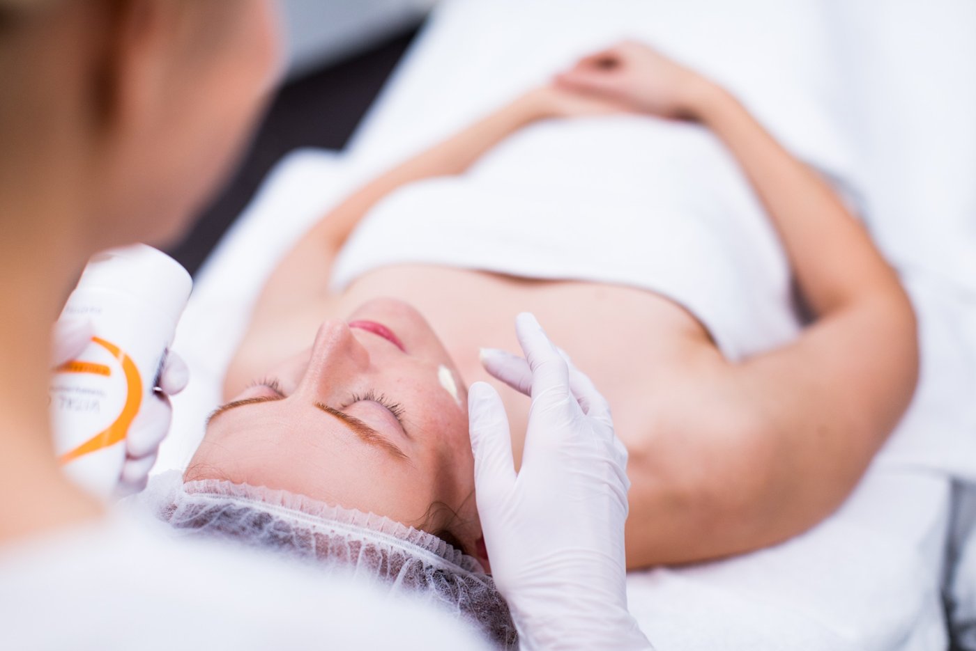 Rosacea behandeling in Enschede – huidtherapeut brengt kalmerende crème aan op gevoelige gezichtshuid