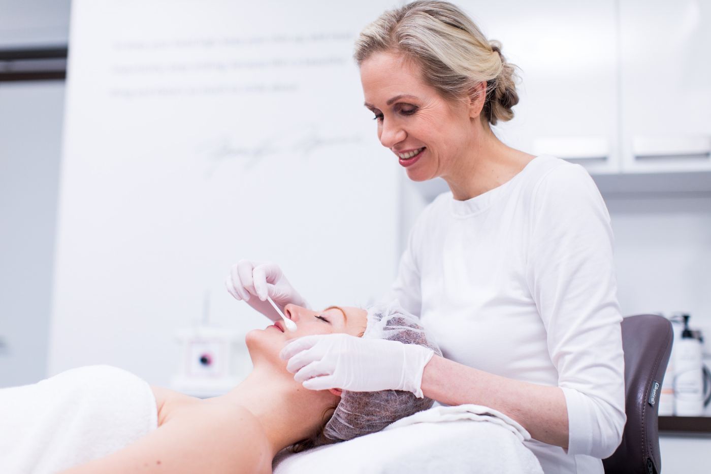 Huidtherapeut behandelt zwangerschapsmasker (melasma) in het gezicht bij vrouw in Enschede