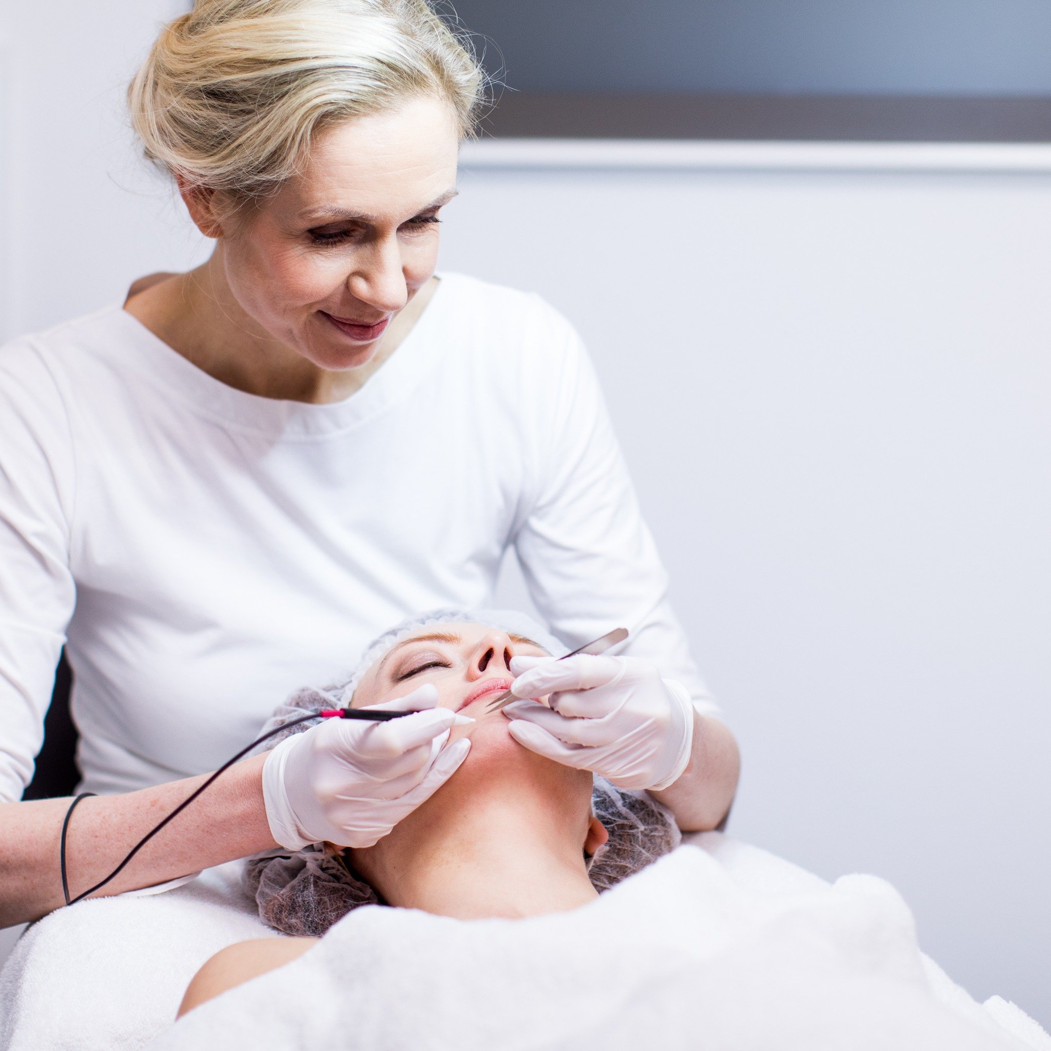 Huidtherapeut voert elektrisch epileren uit bij cliënt in Enschede bij Huidinstituut Mariposas.