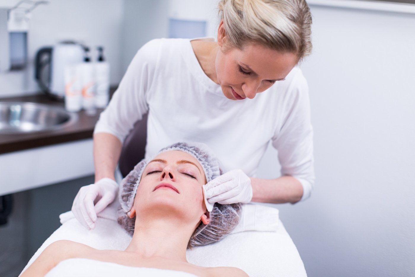 Huidtherapeut behandelt rosacea huid in het gezicht bij Huidinstituut Mariposas in Enschede.