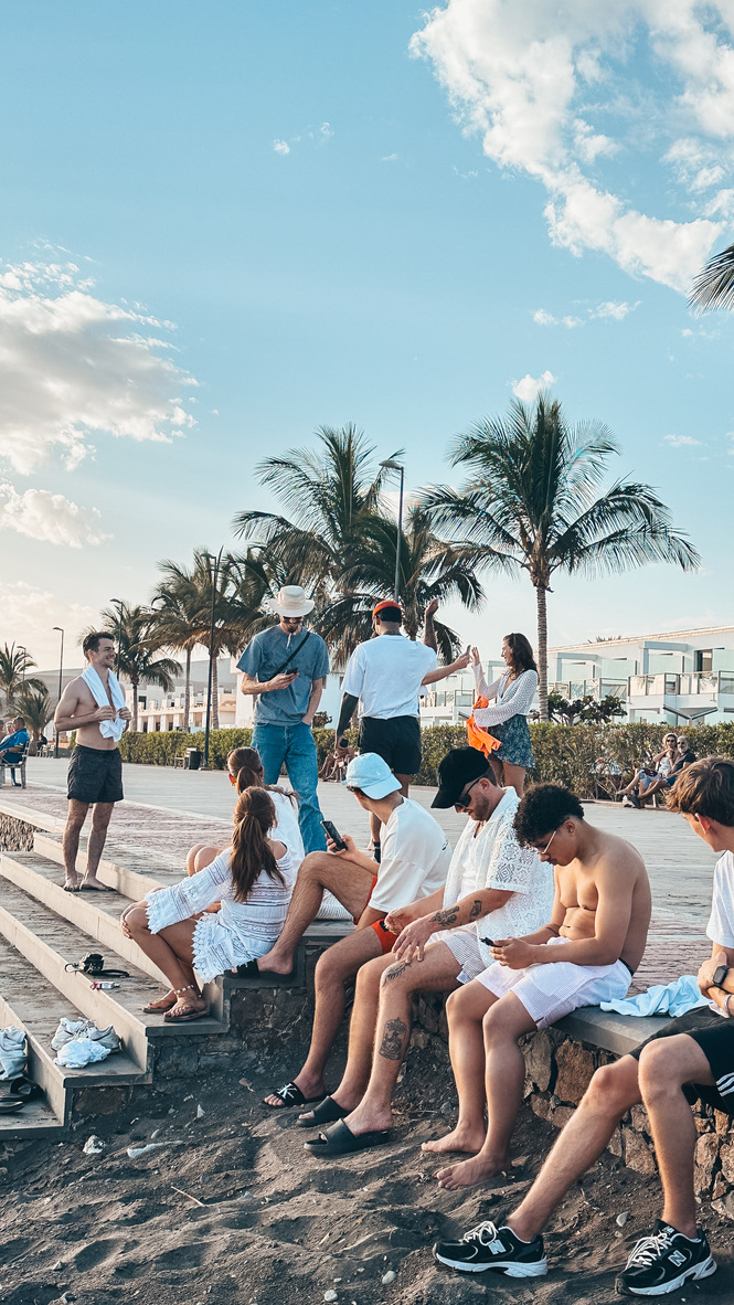 Team van de socials op vakantie in het buitenland, samen ontspannen en plezier makend in een zonnige omgeving.