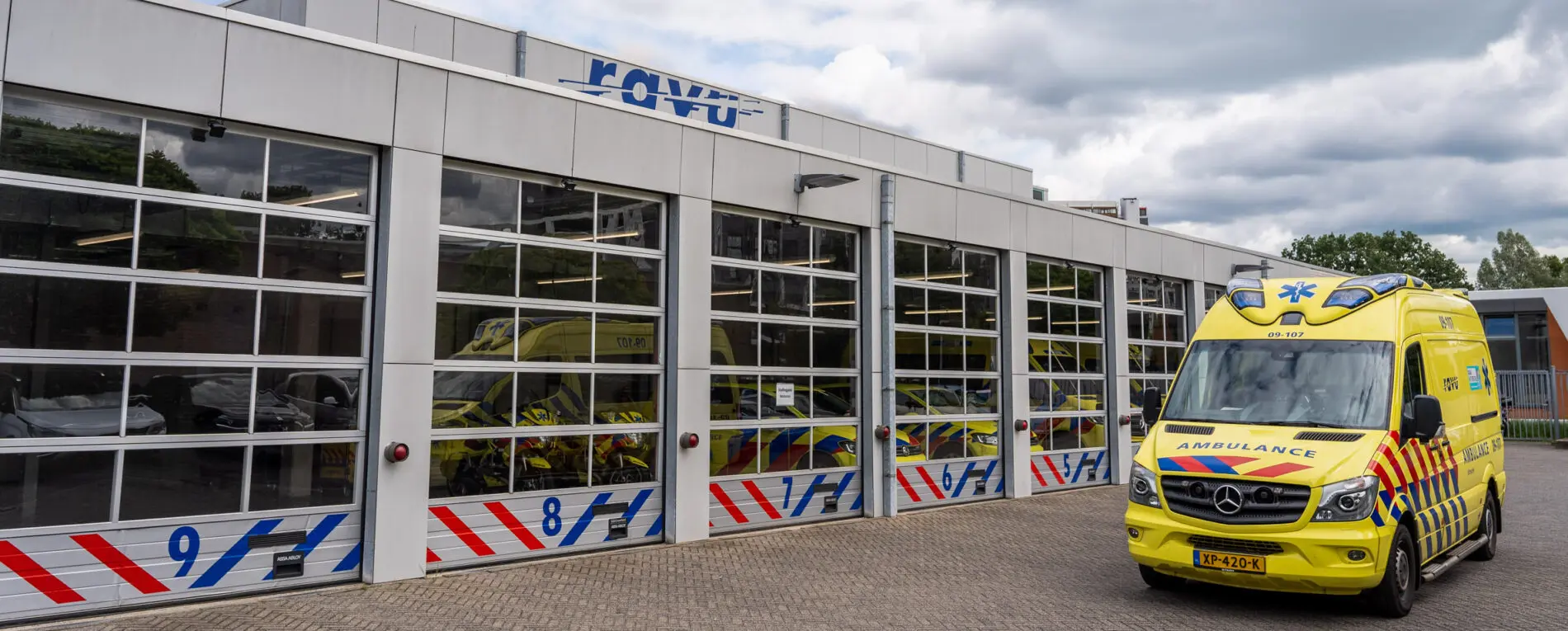 Ambulancepost met een ambulance voor de garagedeuren