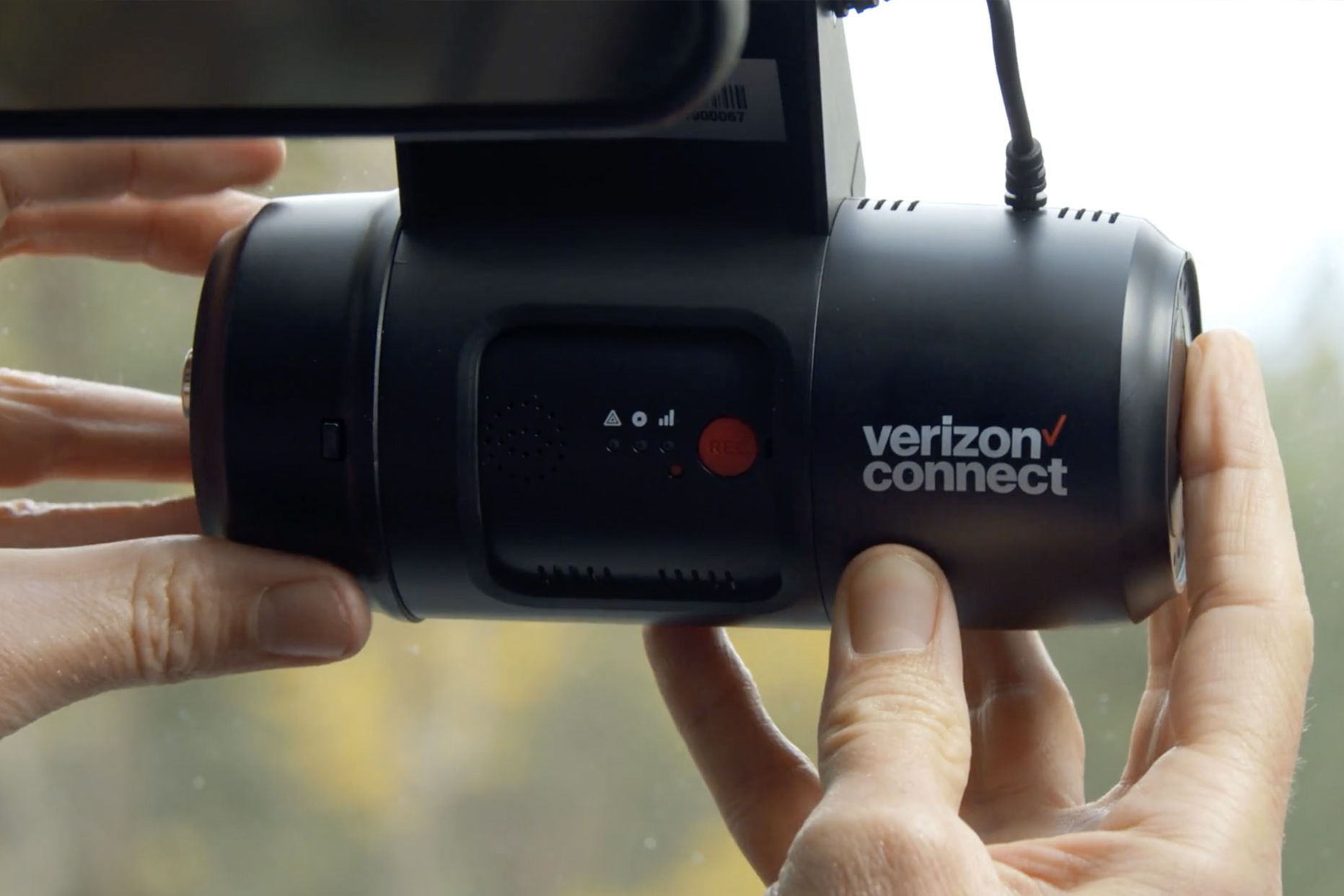 Dashcam van Verizon Connect in een hand