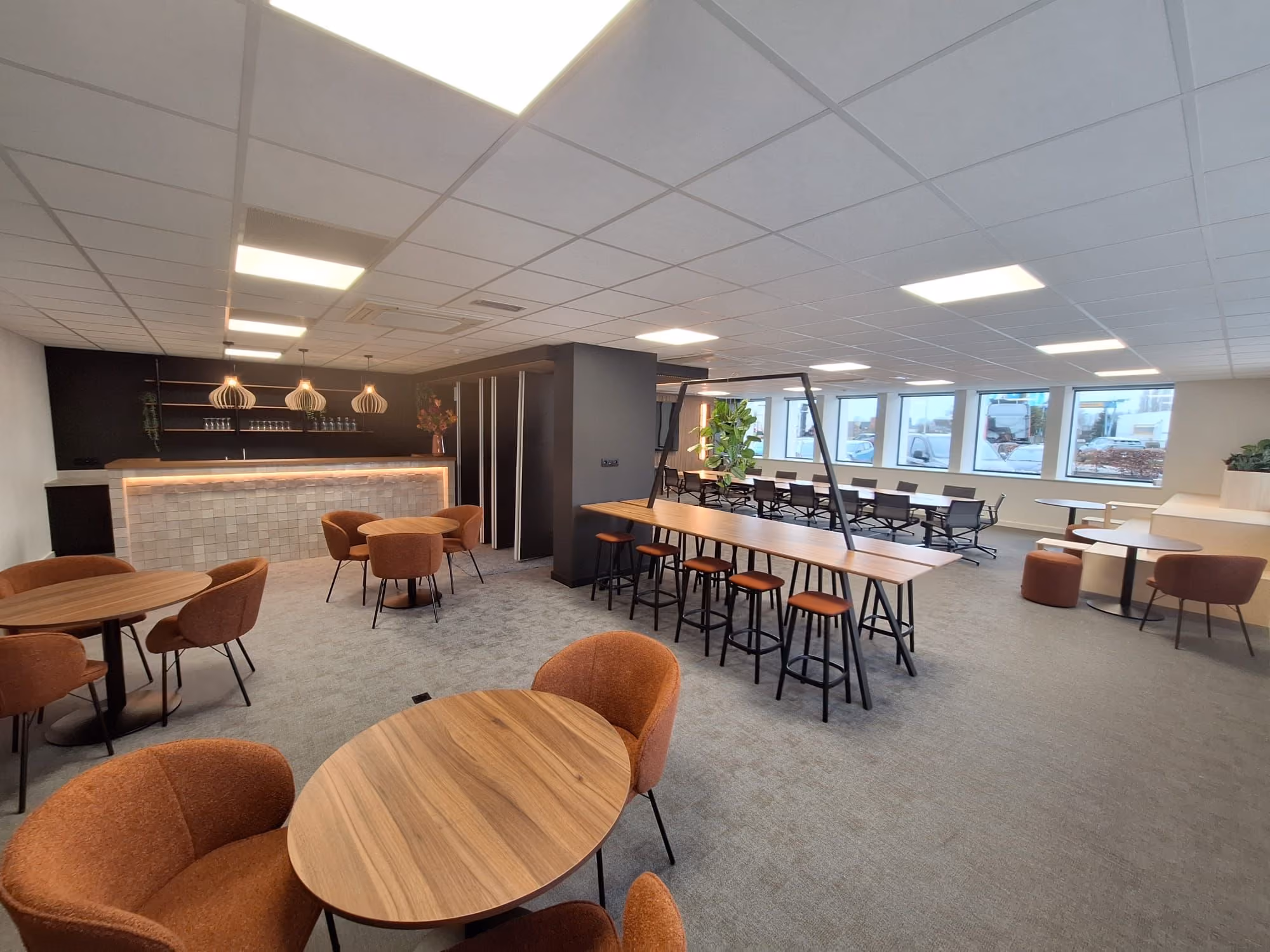 Afgewerkte winkelinrichting met maatwerk toonbank door Dave Lembrechts in Wechelderzande