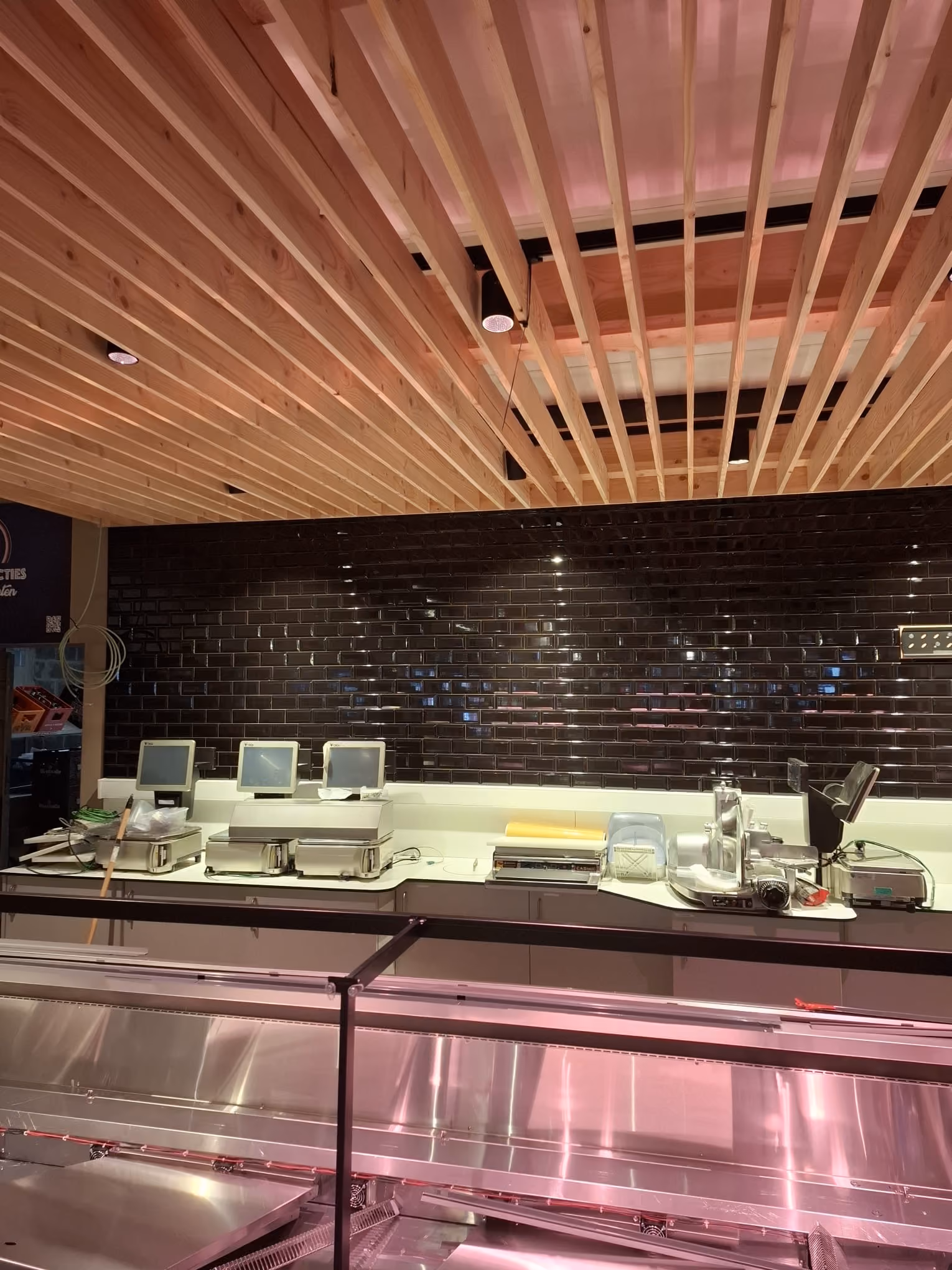 Schilderwerken en binnenschrijnwerk in kantoorruimte, Kempen