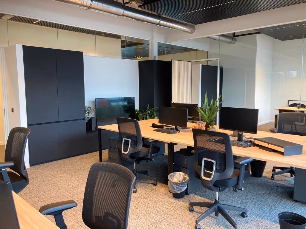 Strakke plafond- en wandafwerking in handelsruimte door Dave Lembrechts