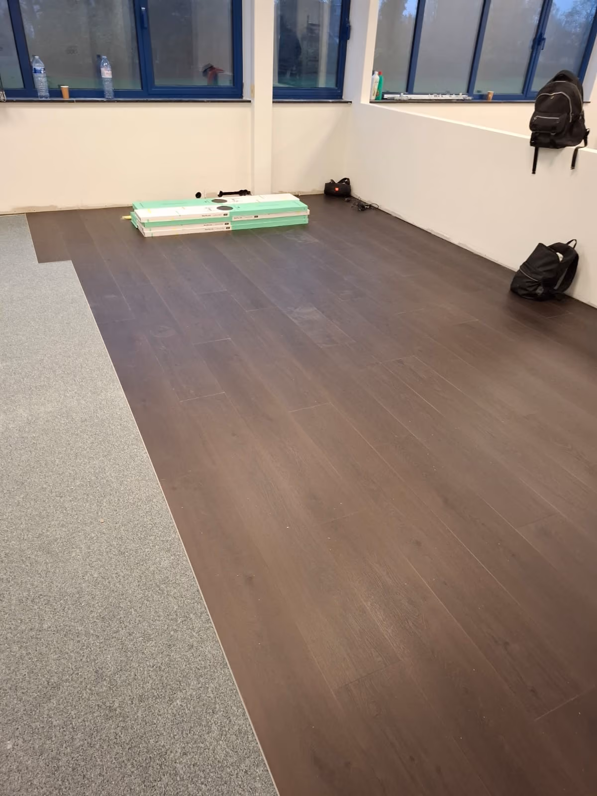 Vloerbekleding met donker parket.