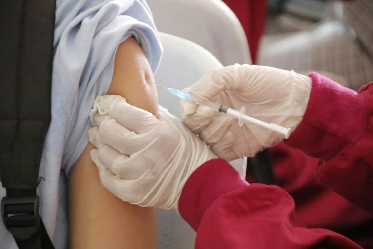 En it-konsulent ansat af Folkhälsomynverket i Sverige via et konsulentfirma blev tiltalt for bevidst at lække personoplysninger fra hele det nationale vaccinationsregister i juli 2022. Der var risiko for, at hele registret blev kompromitteret.