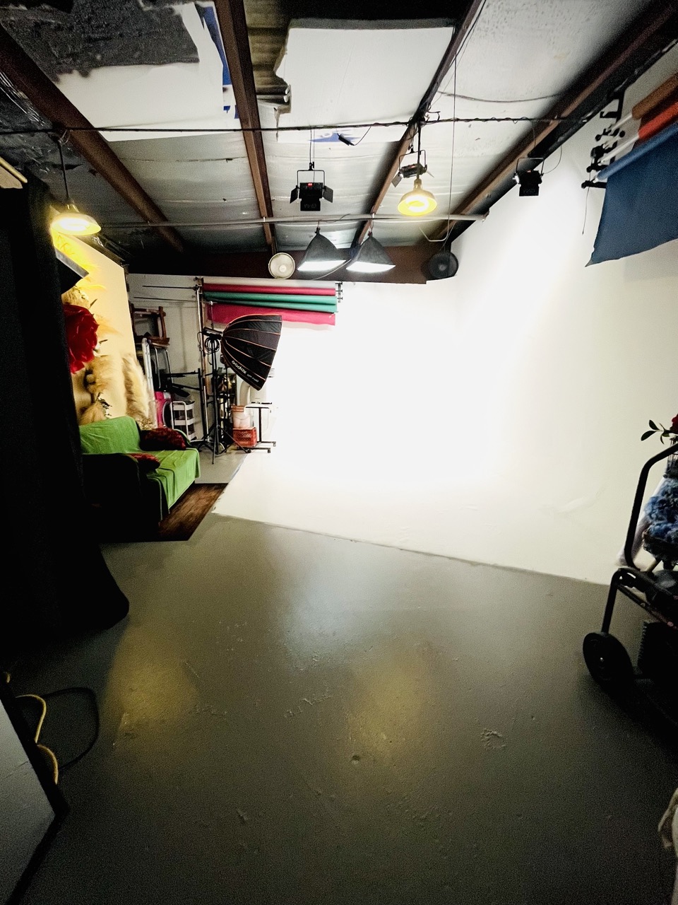 Tallahassee content studio for photography, videos, campaigns, and memberships. A local content creators factory with props, furniture, lights, and more! Schedule your time for photoshoots and more today.