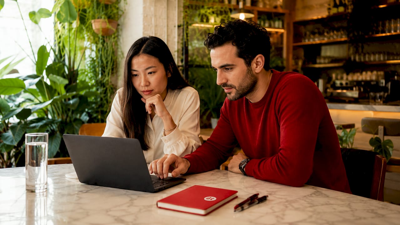 Des experts échangent sur les meilleures pratiques pour optimiser leur présence sur LinkedIn.