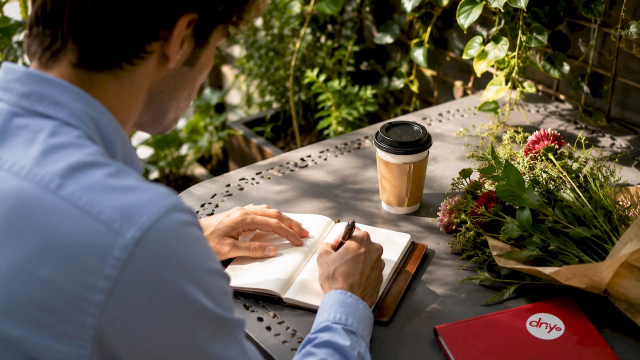 Un courtier en pleine prise de notes sur sa méthode de travail