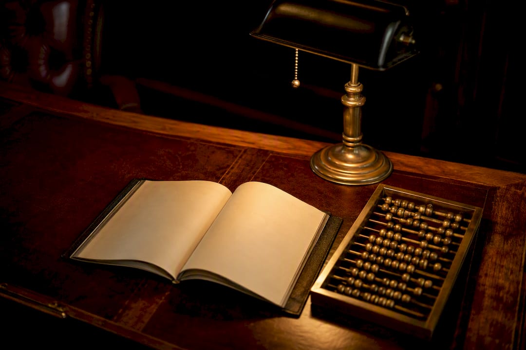 Bureau ancien avec grand livre de comptes et boulier en laiton