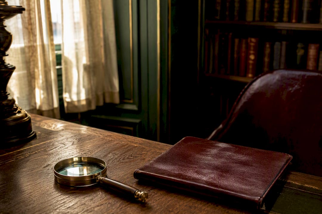 Bureau en bois avec loupe et lampe en laiton