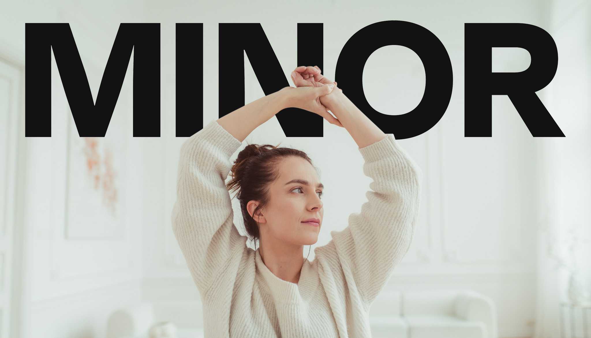 Nina Minor ubrana w jasny sweter spogląda w prawo