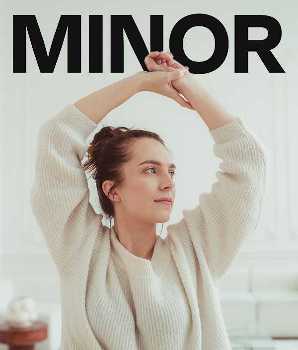 Nina Minor ubrana w jasny sweter spogląda w prawo aktorka