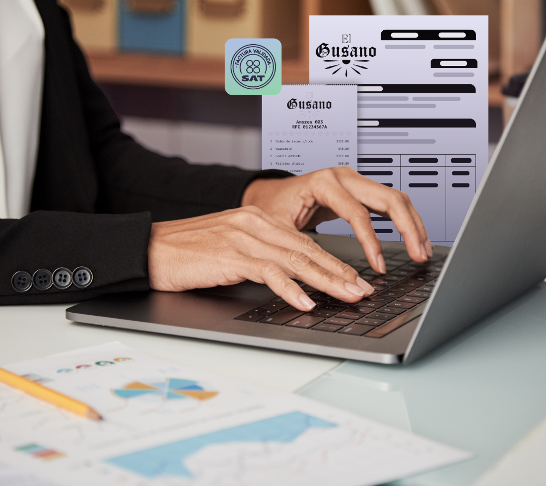 Controller revisando el proceso de conciliación bancaria en laptop con estado de cuenta