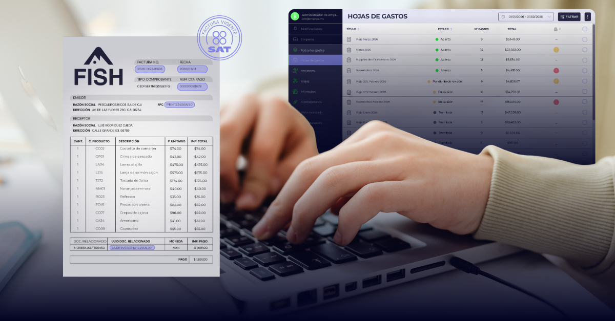 Persona gestionando gastos corporativos en una plataforma digital, con factura electrónica vigente en el SAT y gestor de hojas de gastos en pantalla.