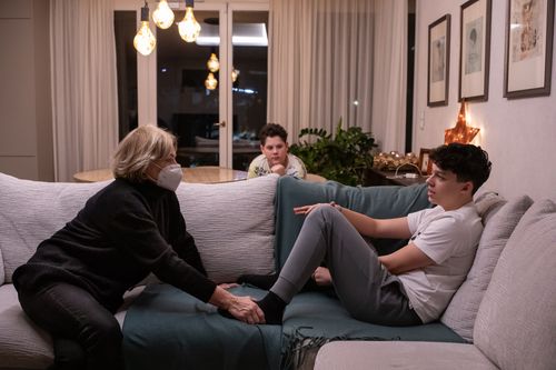 Edit talks to her grandchildren Marci and Geri. The eldest boy tells his grandmother about what happened at school.